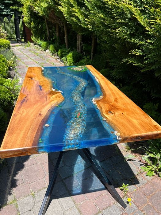 Sprzedam stolik wykonany z żywicy epoksydowej.