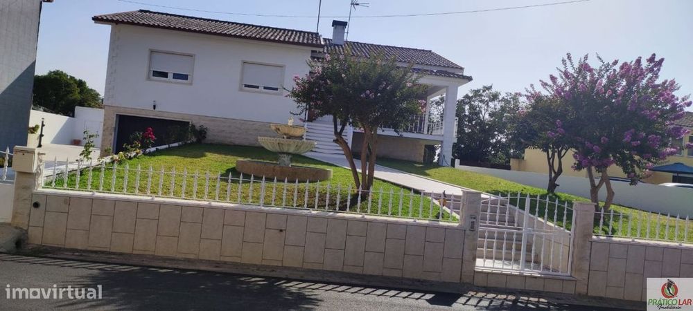 Moradia T3 com anexos e garagem em Nariz