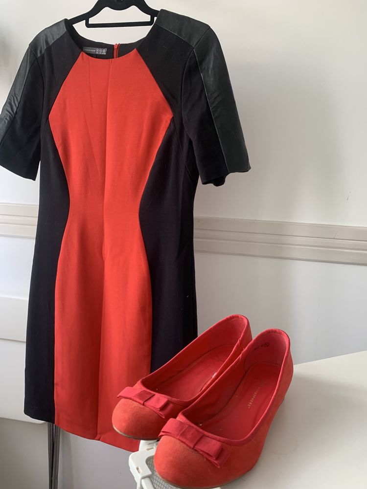 Vestido vermelho e com as laterais  em preto