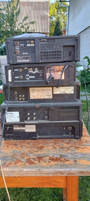 Odtwarzacze VHS do naprawy lub na części.