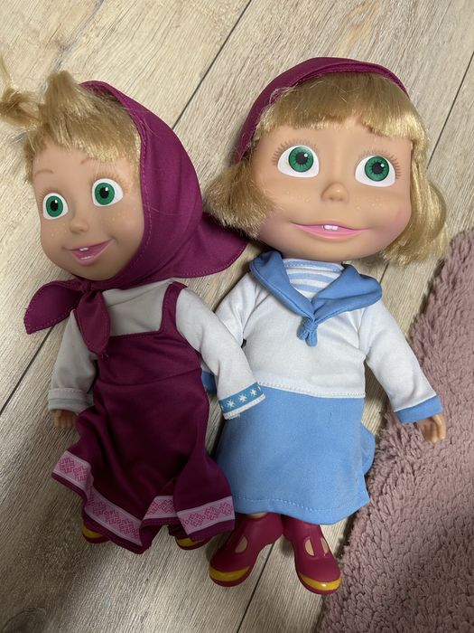 2 lalki wraz z akcesoriami- wanna, stolik do karmienia, nosidło