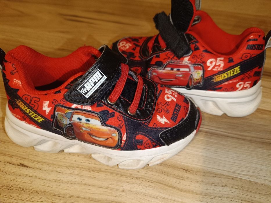 Świecące buty chłopięce