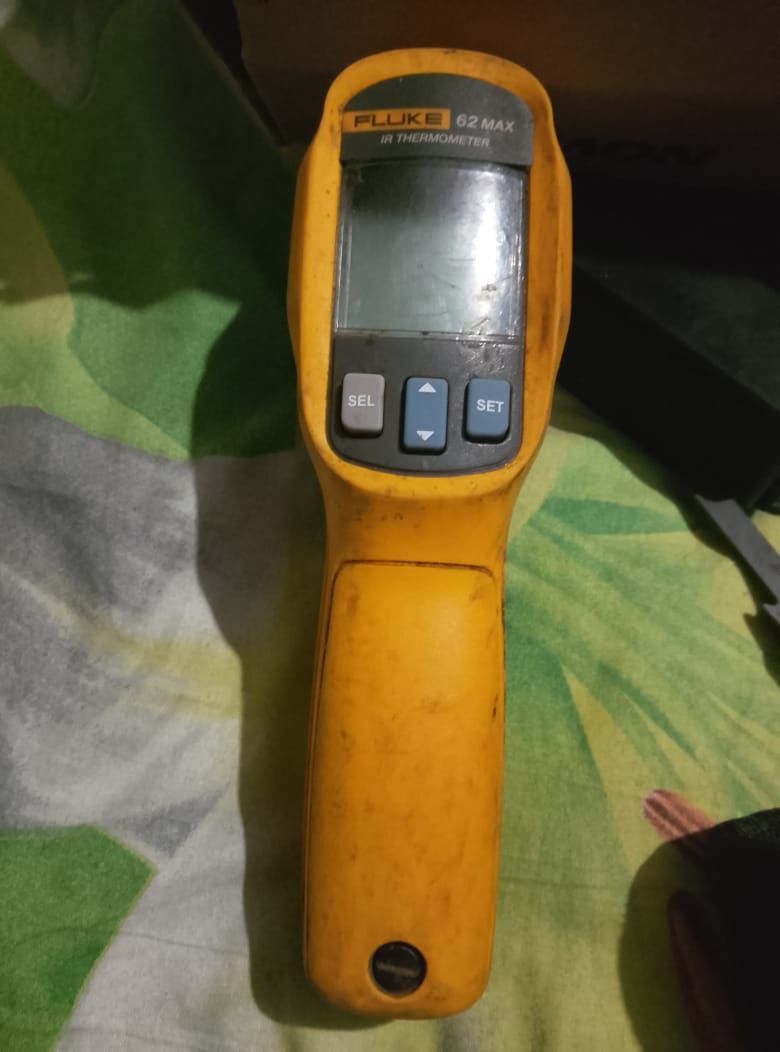 Термометр Fluke 62 MAX, який вимірює температуру від -30°C до +500°C.