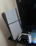 Vendo ps5 slim com um comando e com a base de carregamento