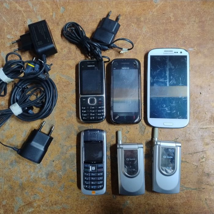 Stare telefony komórkowe.