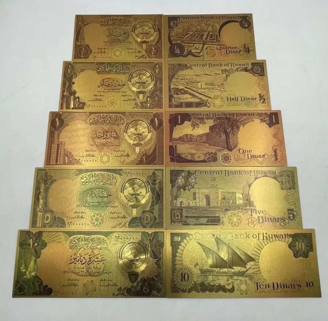Позолочені банкноти Польши та Кувейту.