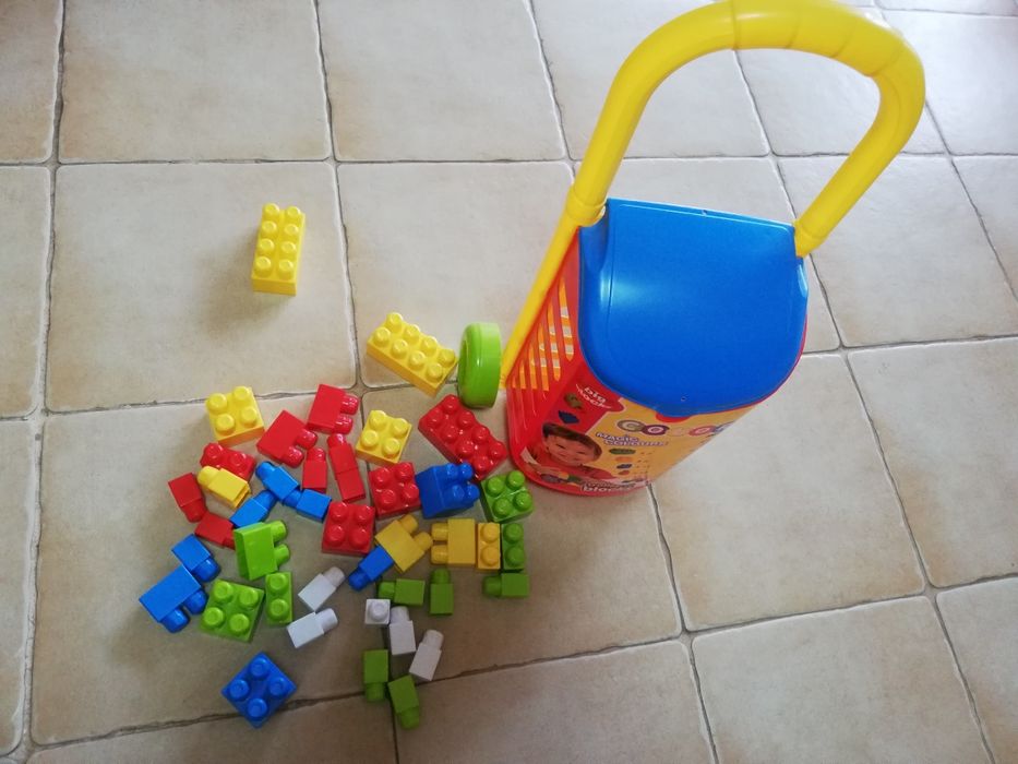 Carrinho trolley com peças tipo Lego