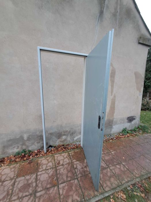 Drzwi stalowe prawe z ościeżnicom