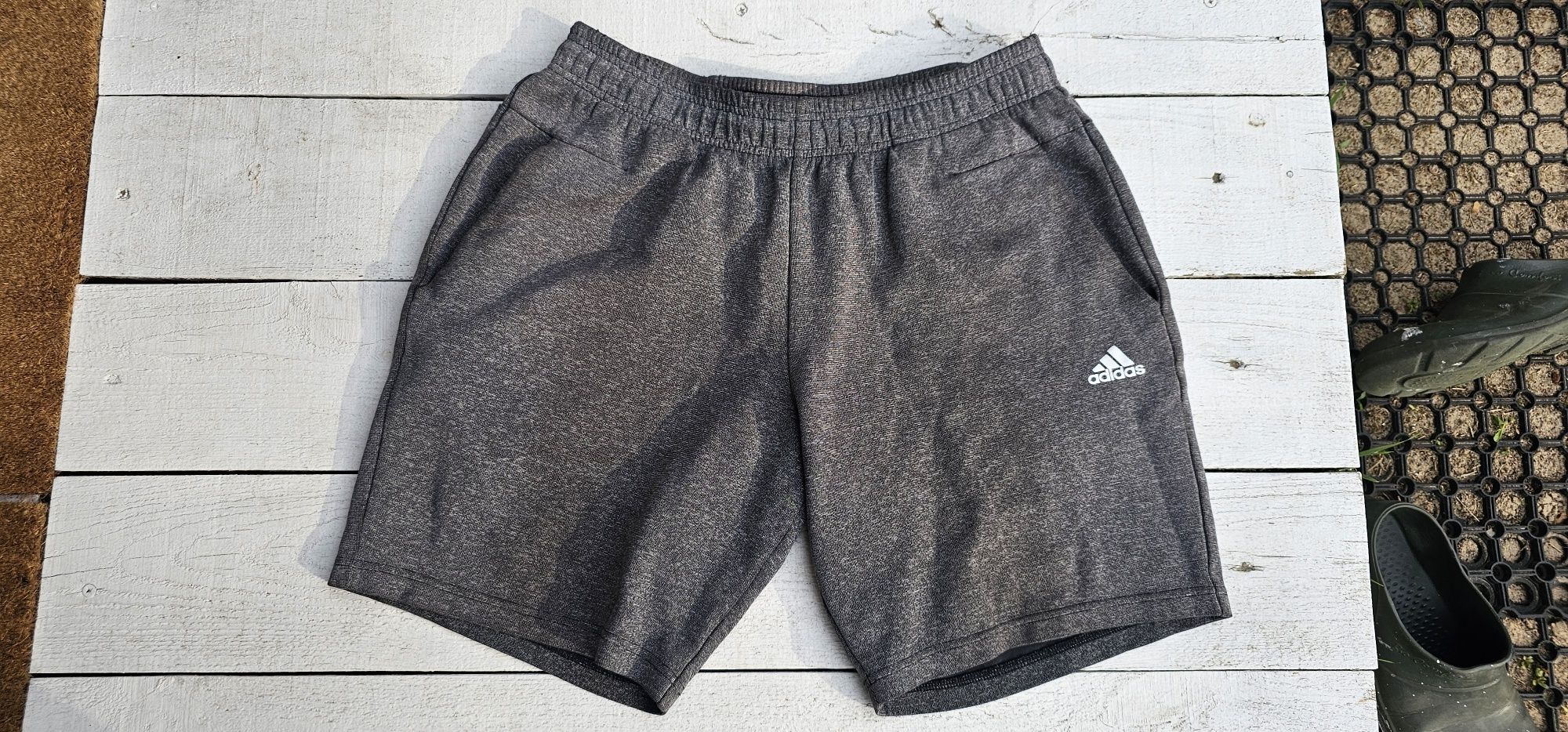 Adidas krótkie męskie spodenki rozmiar L wymiary na zdjęciach