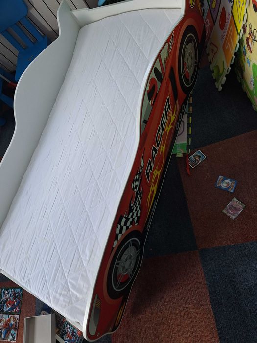 Łóżko w kształcie samochodu