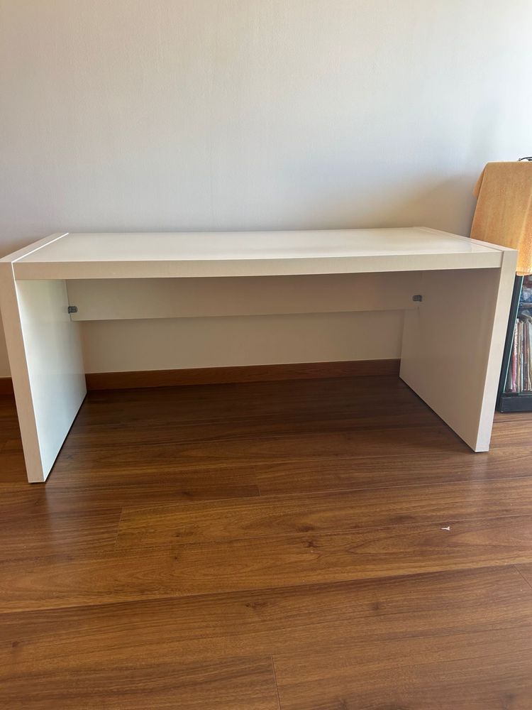 Mesa de estudo branca