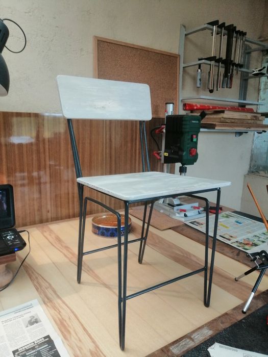 Cadeira de criança antiga restaurada