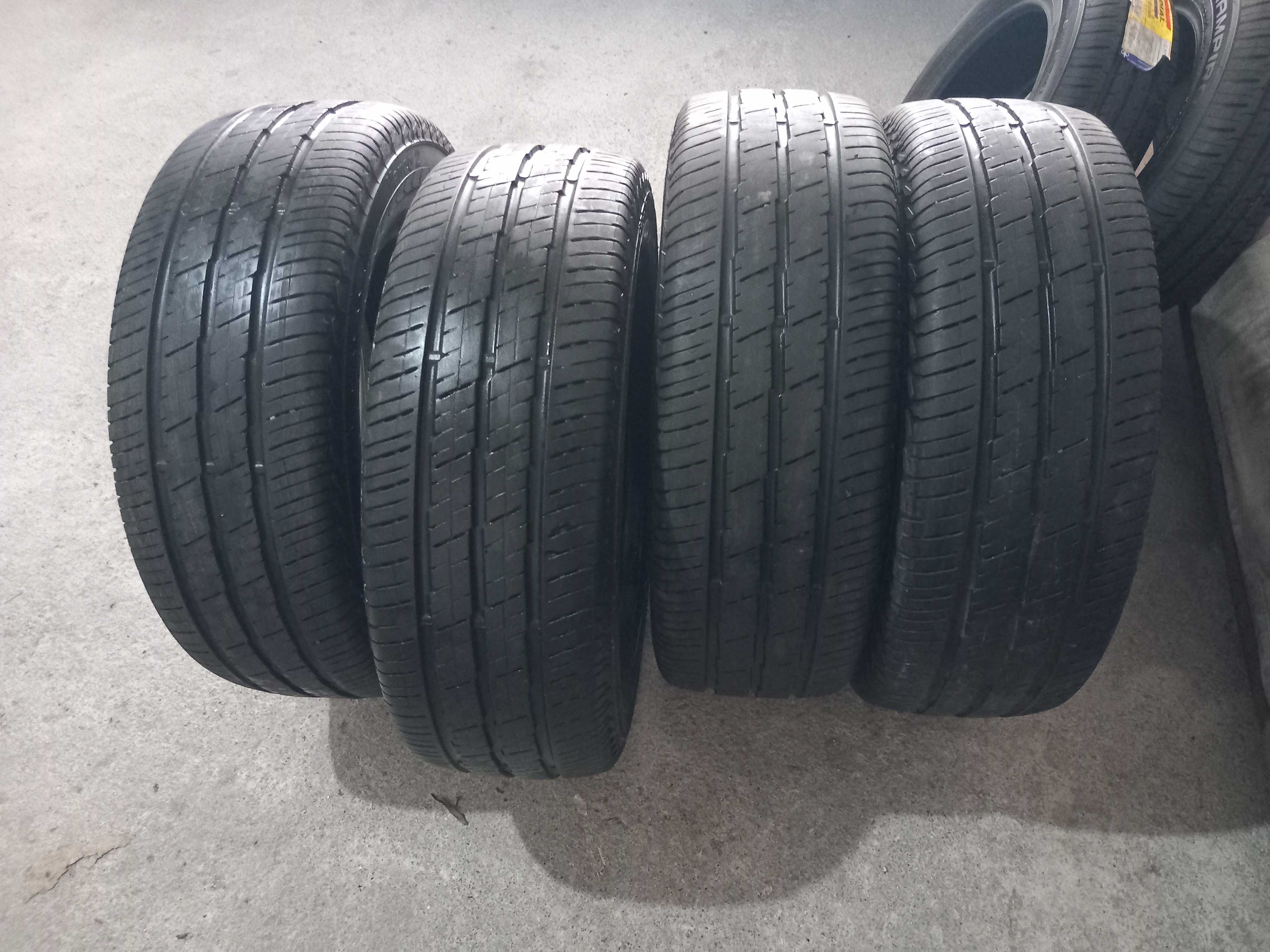 4 pneus 235/65R16 C Continental seminovos