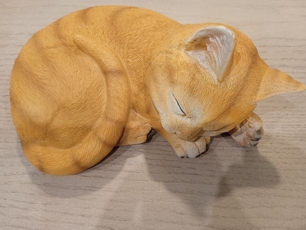 Figurka śpiącego kota