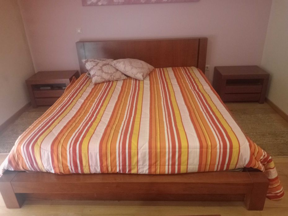 Mobília de quarto em cerejeira com frisos em wengue