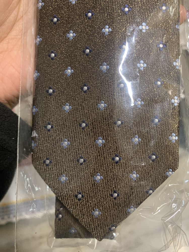 Gravata nova “Giovanni Galli” castanha com padrão de flores azuis