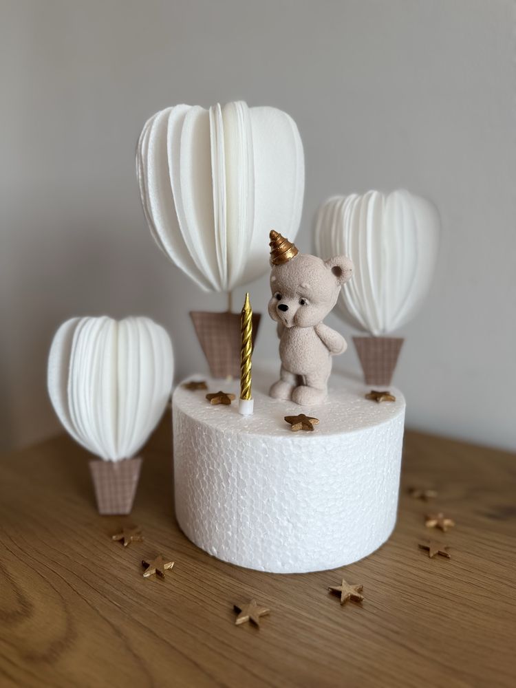 Miś zdmuchujący świeczkę Figurka na tort