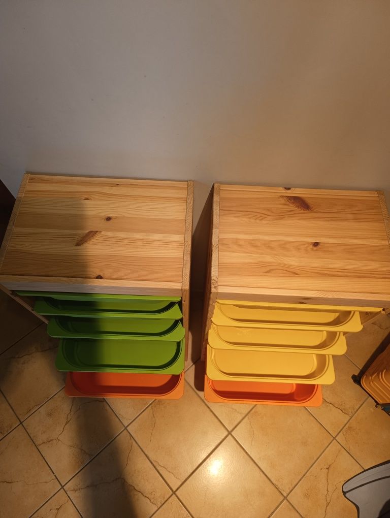 Dwa regały z pojemnikami IKEA jasna sosna