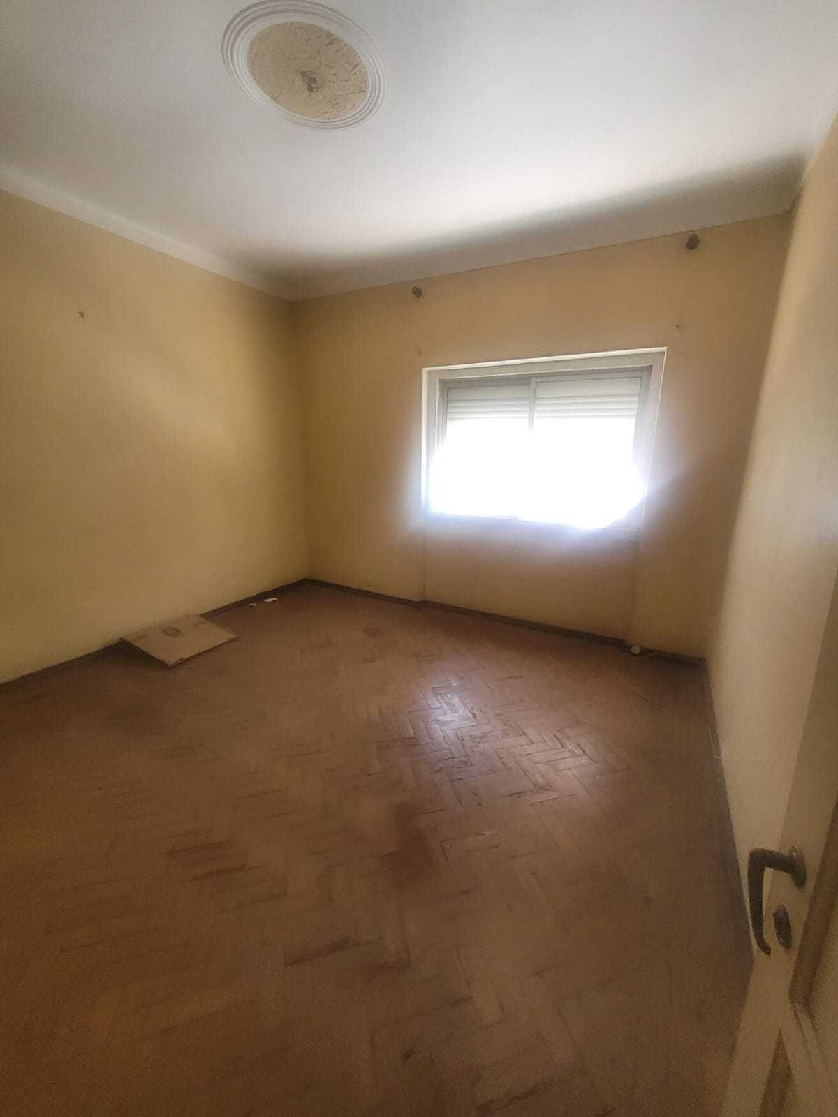 Fantástico Apartamento T2 no Centro Sul, Almada (para obras)
