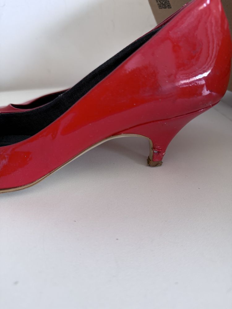 Sapatos em verniz vermelhos