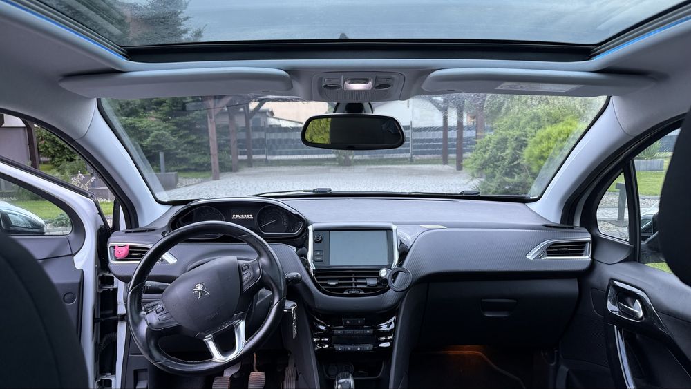 Peugot 208 allure 1.2 110 km panorama