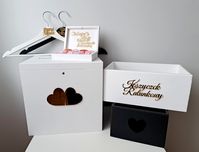 Białe pudełko na koperty obrączki wieszaki koszyczki pleksi złote