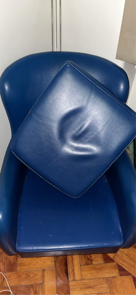 Poltrona de Pele azul (com ligeiro corte)