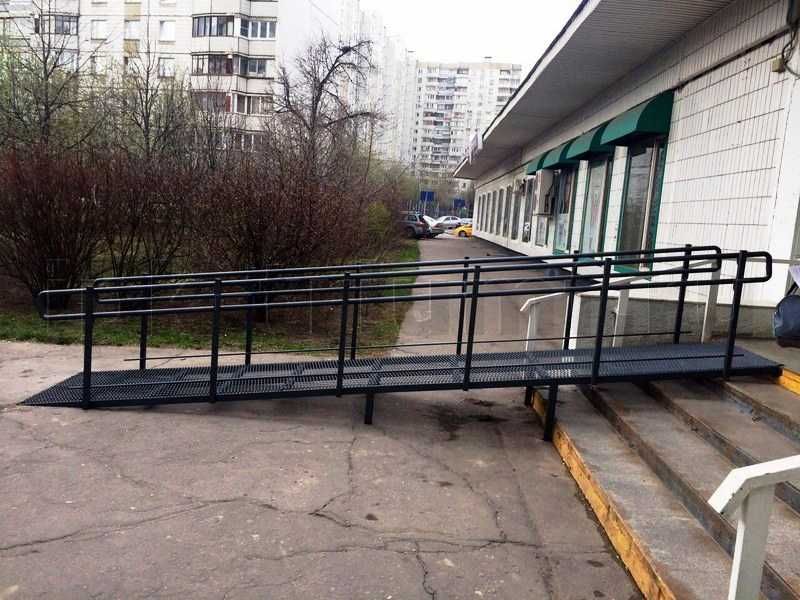 Пандус. навес. гараж, забор. ворота, лестница. перила. бетон.