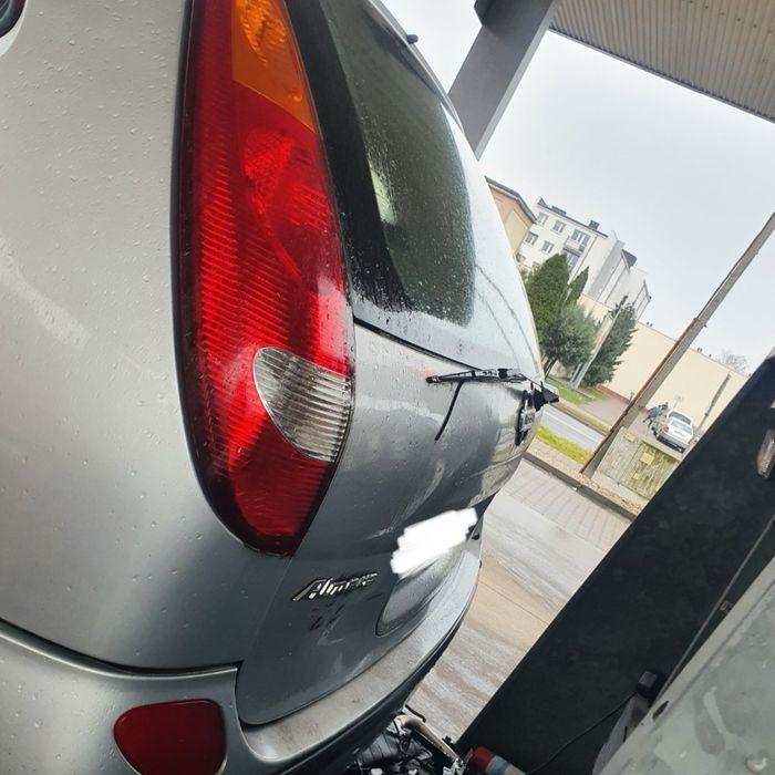 Nissan Almera Tino 1.8 benzyna 16V kolor srebrny na części
