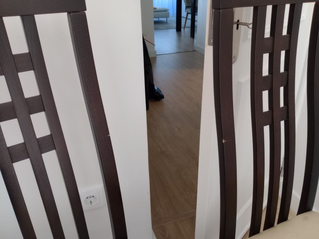 Vendo conjunto de 4 Cadeiras de Jantar