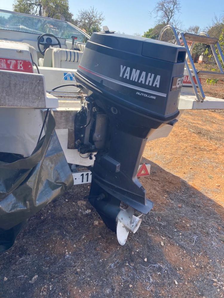 Barco Argus 505 com atrelado, usado em água doce