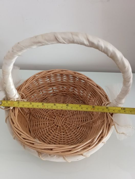 pequeno cesto decorado a beje