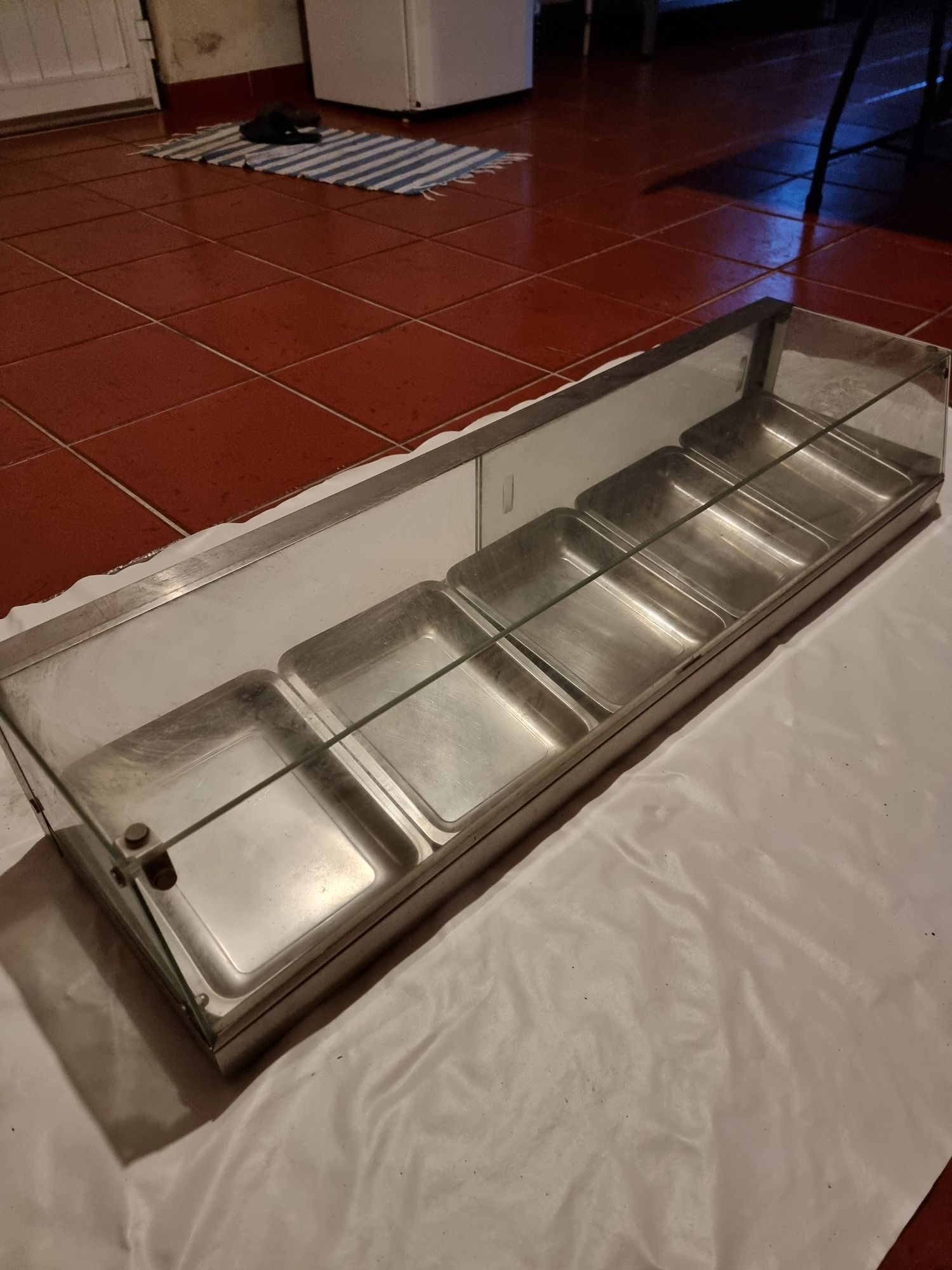 Vitrine expositora com 5 tabuleiros de inox