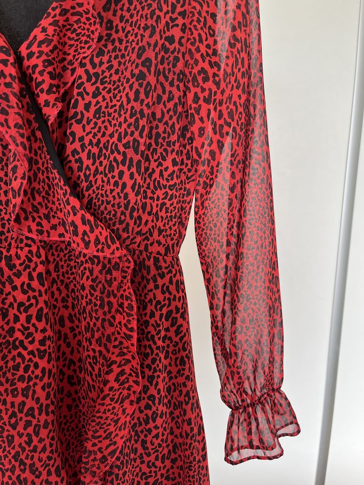 Czerwona sukienka w panterkę H&M