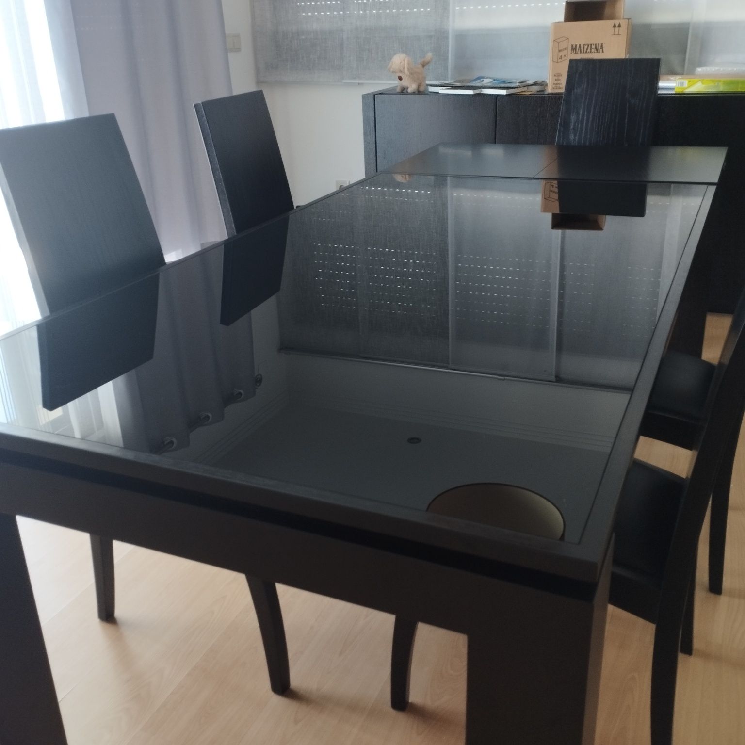 Mesa de jantar e cadeiras
