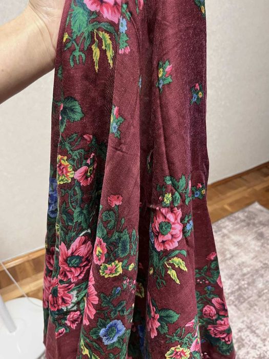 Бордова велика хустка з китицями