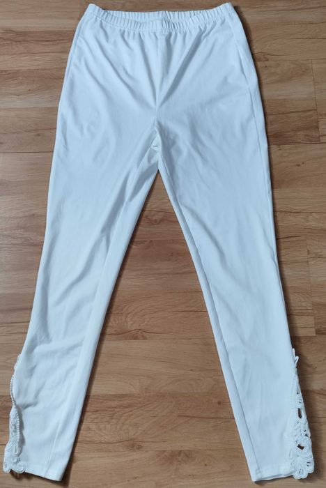 Białe damskie spodnie legginsy