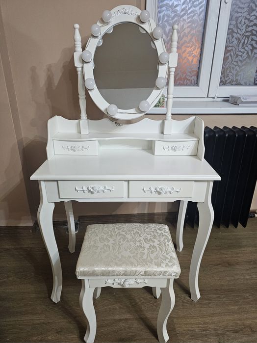 Biała toaletka z krzesłem i oświetleniem