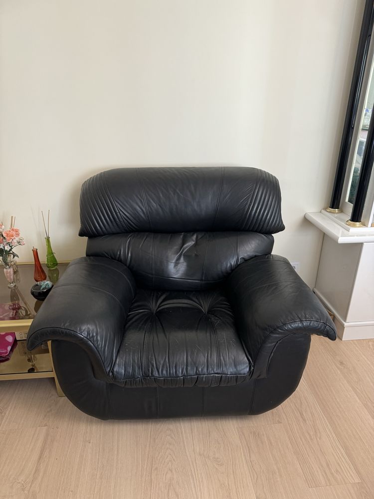 Vendo Sofa preto de couro + poltronas pretas de couro