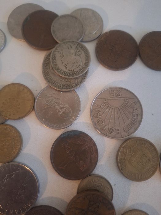 Moedas antigas de escudo e algumas estrangeiras