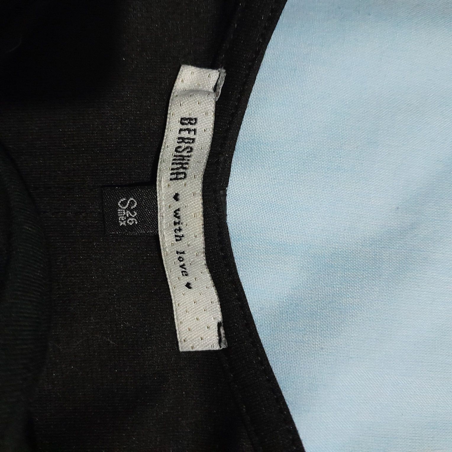 Vários vestidos com pouco uso