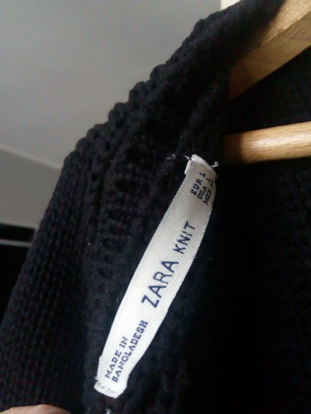 Czarny sweterek Zara