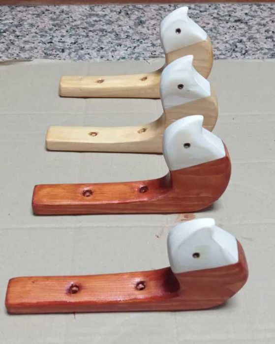 Conjunto de quatro cabides em pinho.