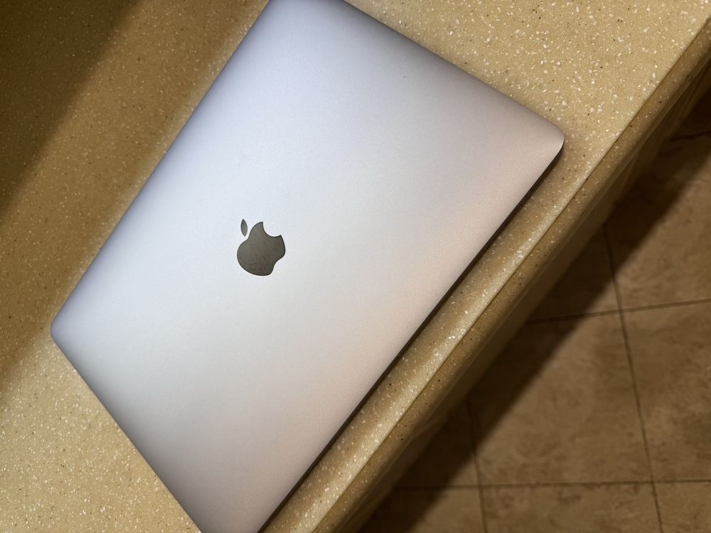 MacBook Pro 2017 року,13 дюймів, з коробкою та зарядкою