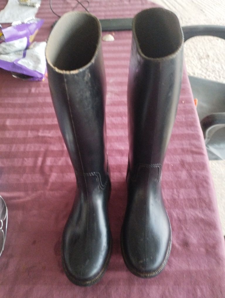 Vende se botas de equitação