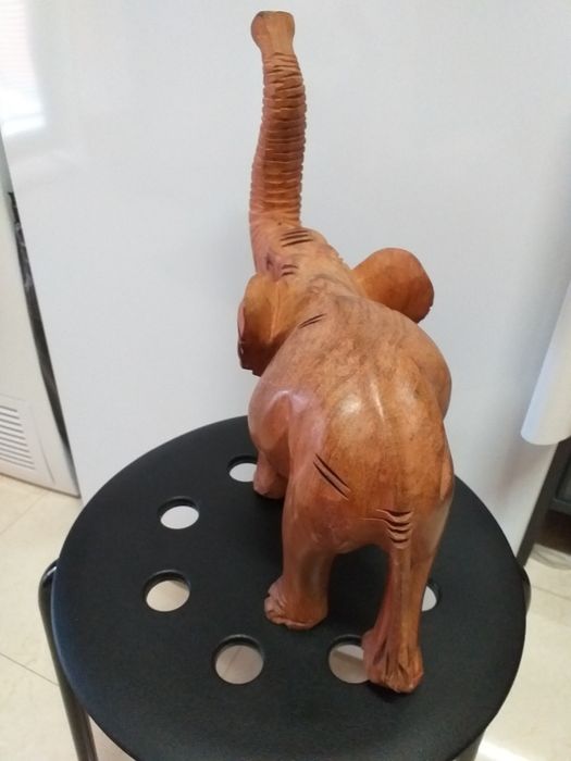 Estatueta elefante em madeira,boa dimensão,impecável,em mão,veja zonas