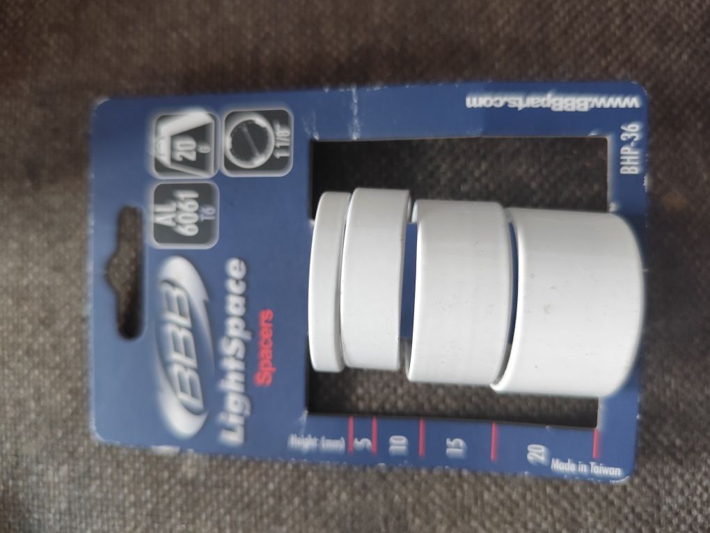 Białe podkładki pod mostek a head 1,1/8 cala