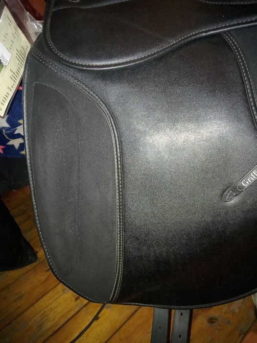 Продам новое седло для лошади