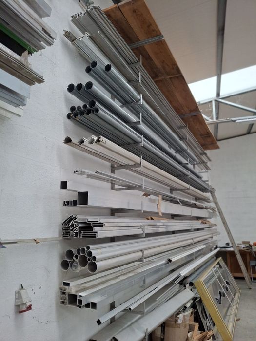 Diversos perfis de alumínio para reclames