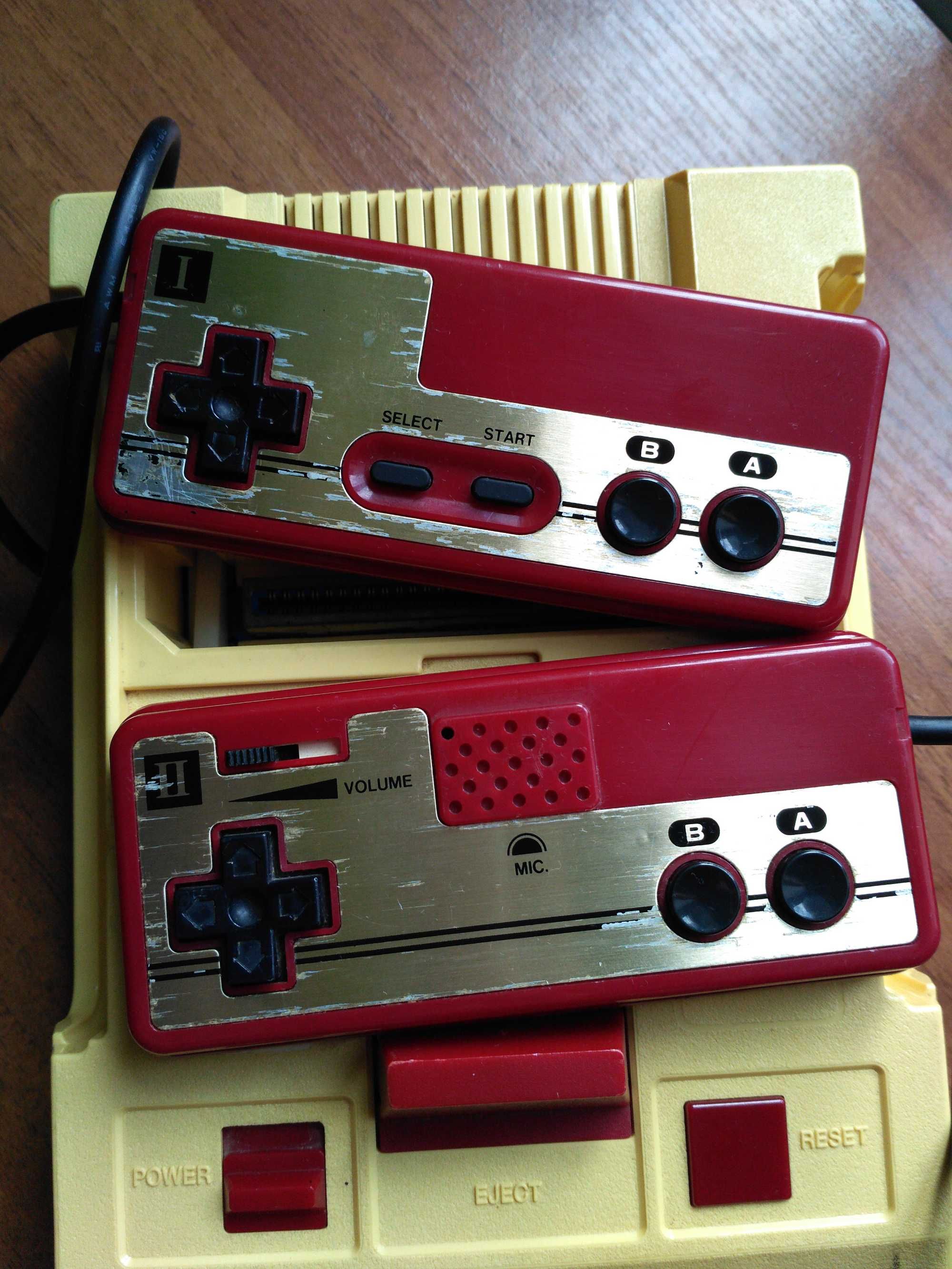 Famicom (має проблему з другим джойстиком)